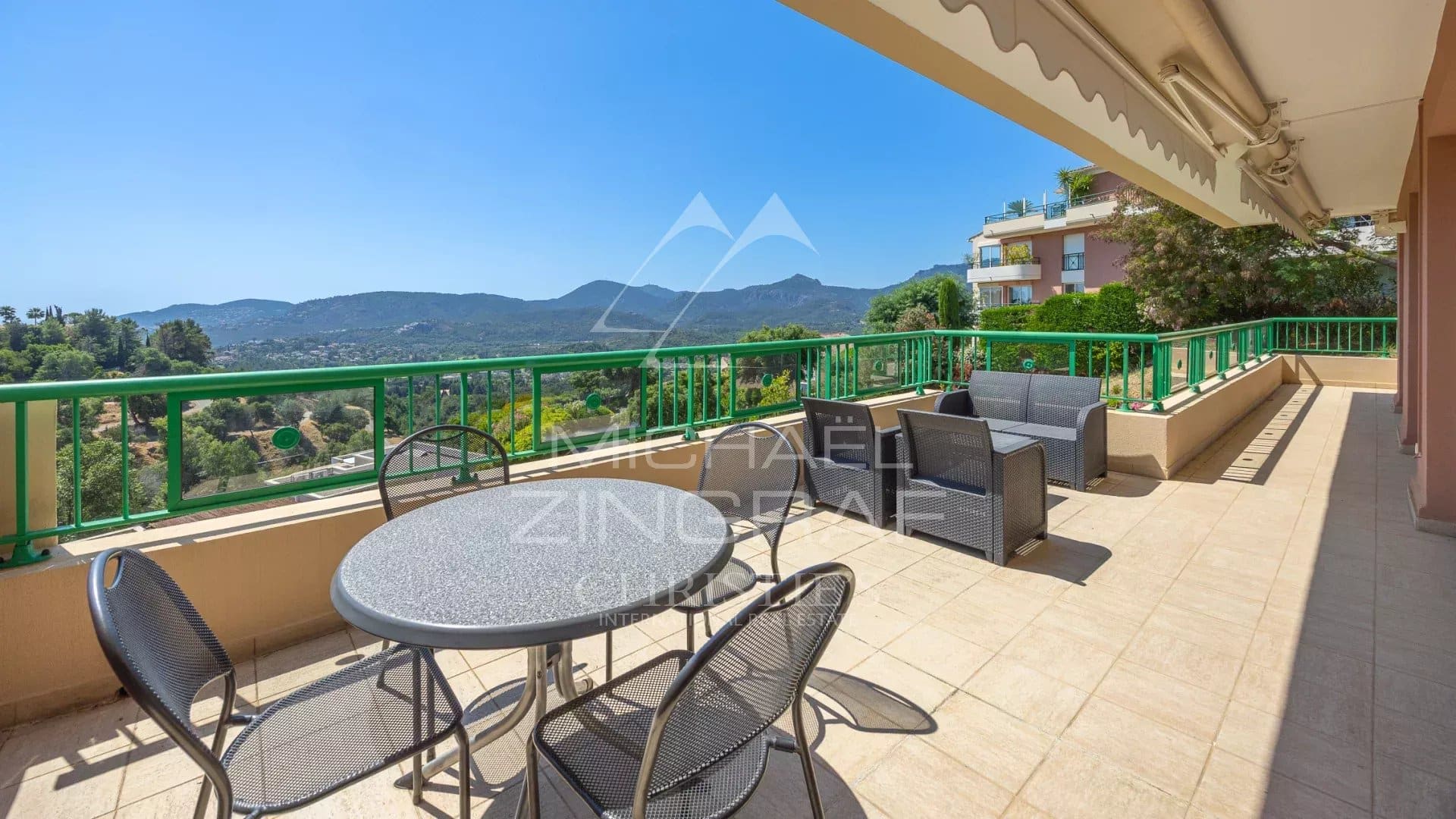 Terrasse d'un appartement lumineux avec vue dégagée sur les montagnes à Mandelieu-la-Napoule.