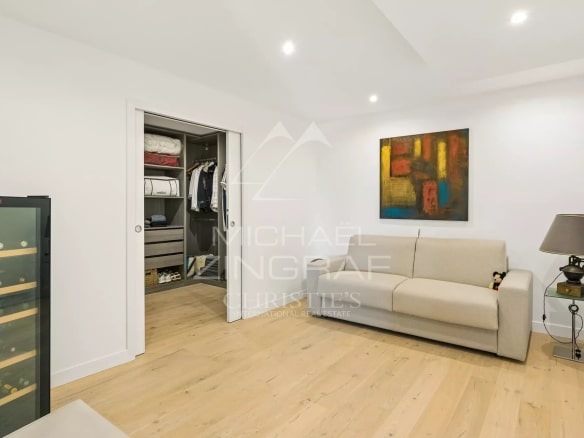 Intérieur d'un appartement lumineux avec un canapé et un placard, Mandelieu-la-Napoule.