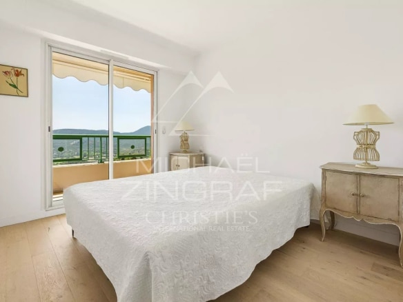 Chambre d'appartement lumineux avec vue dégagée à Mandelieu-la-Napoule