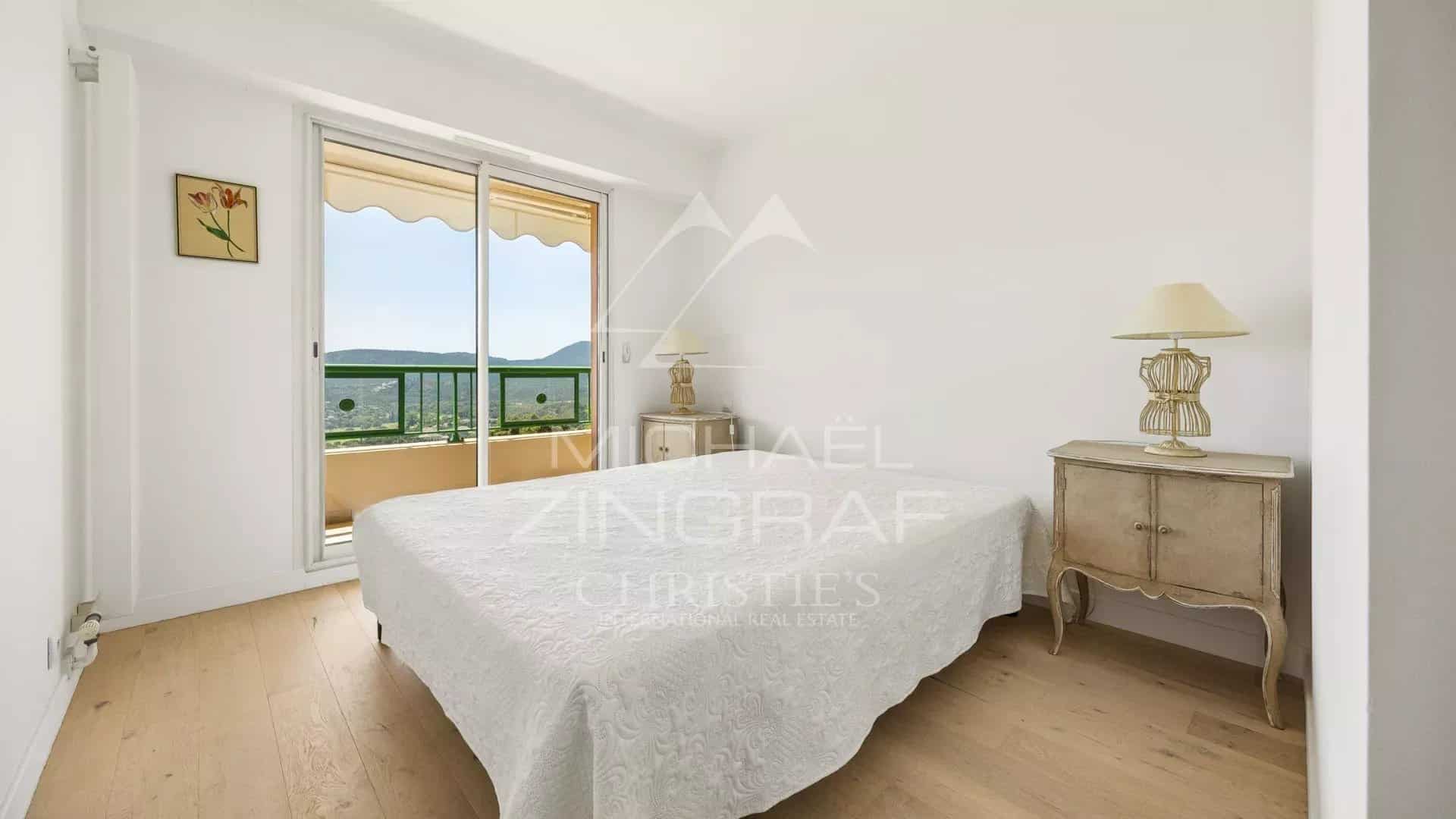Chambre d'appartement lumineux avec vue dégagée à Mandelieu-la-Napoule