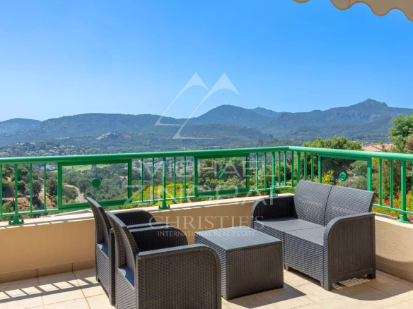 Terrasse avec mobilier de jardin et vue dégagée sur les montagnes à Mandelieu-la-Napoule.