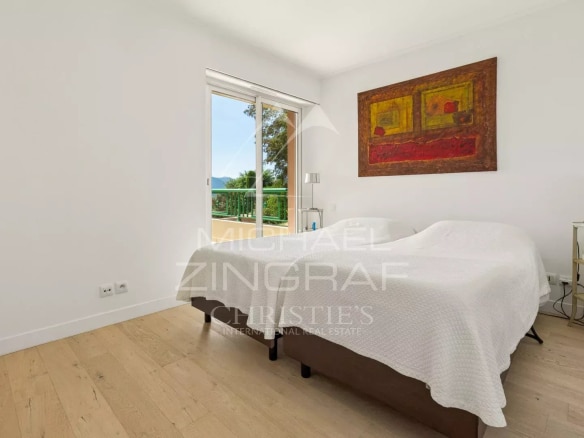 Chambre d'un appartement lumineux avec vue dégagée à Mandelieu-la-Napoule.