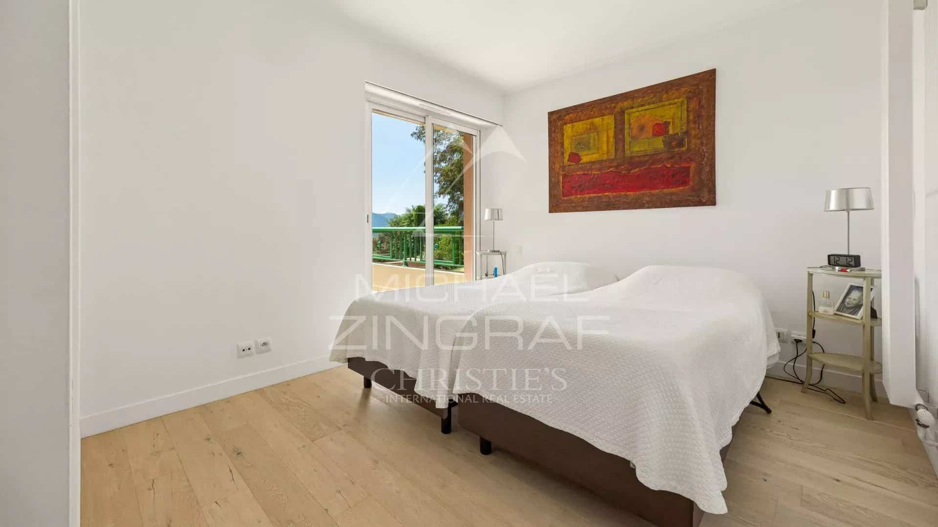 Chambre d'un appartement lumineux avec vue dégagée à Mandelieu-la-Napoule.
