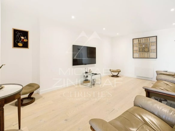 Salon lumineux d'un appartement dans une résidence sécurisée à Mandelieu-la-Napoule.