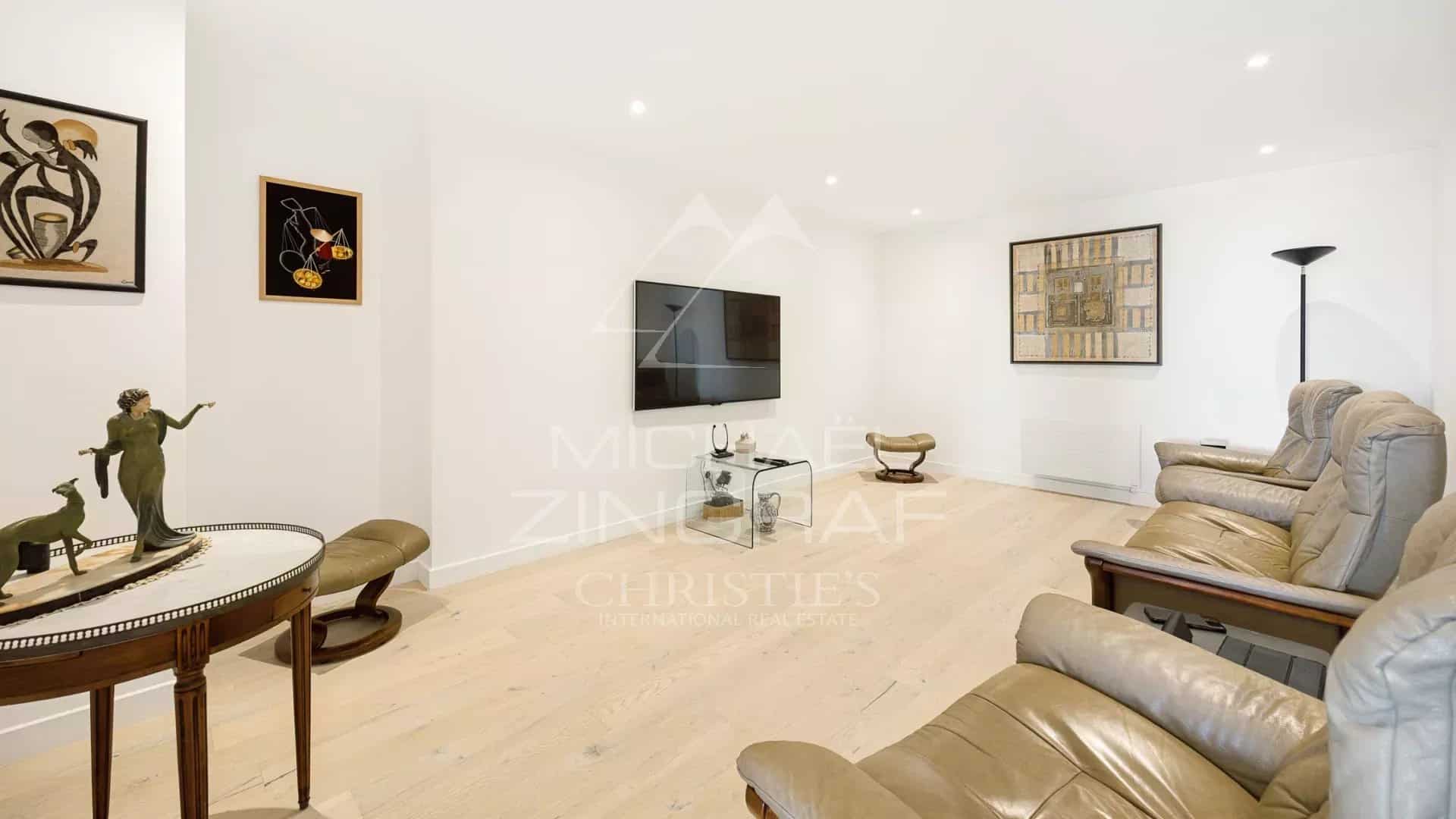 Salon lumineux d'un appartement dans une résidence sécurisée à Mandelieu-la-Napoule.