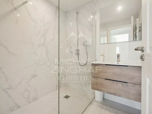 Salle de bain moderne avec douche à l'italienne et meuble en bois.
