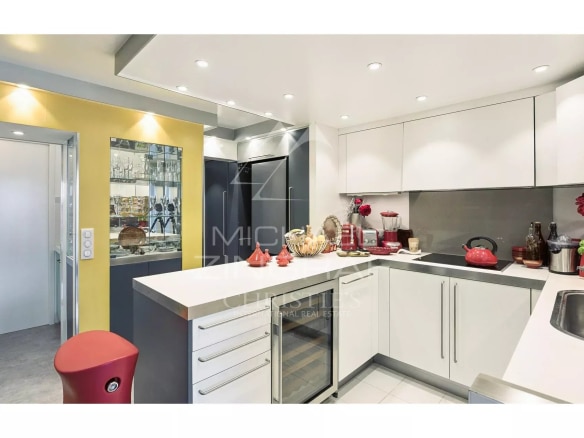 Cuisine moderne d'un appartement rénové avec vue sur la mer à Mandelieu-la-Napoule.