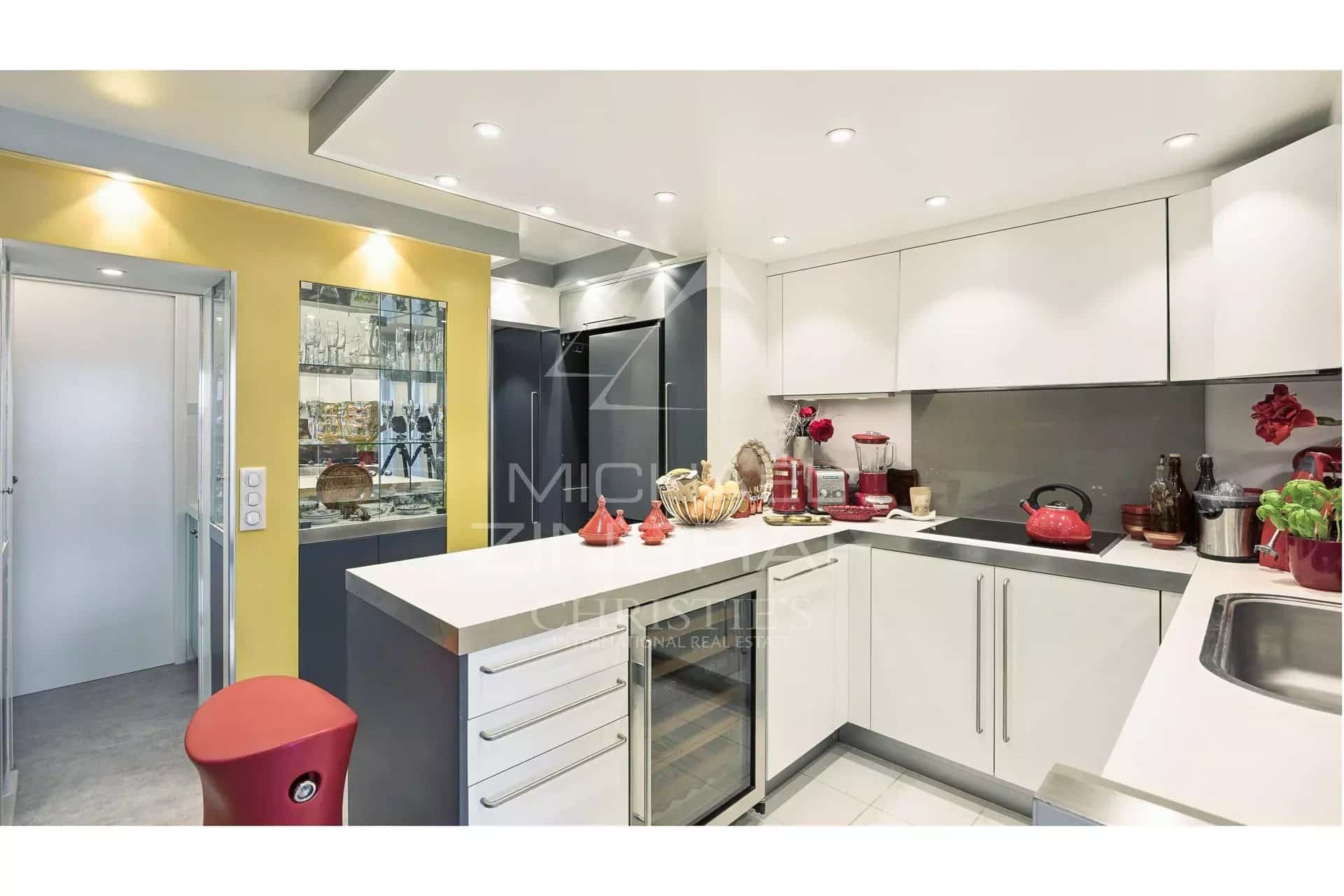 Cuisine moderne d'un appartement rénové avec vue sur la mer à Mandelieu-la-Napoule.