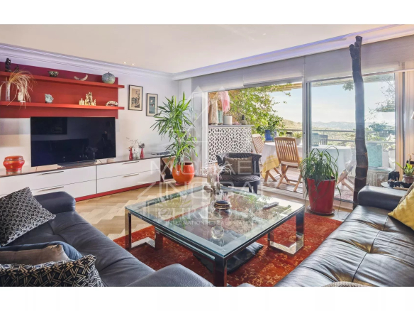 Salon d'un appartement rénové avec vue sur la mer à Mandelieu-la-Napoule.
