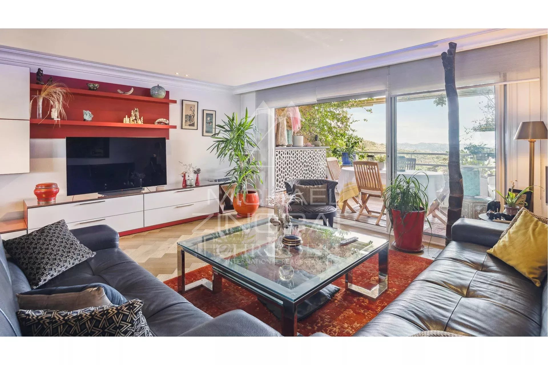 Salon d'un appartement rénové avec vue sur la mer à Mandelieu-la-Napoule.