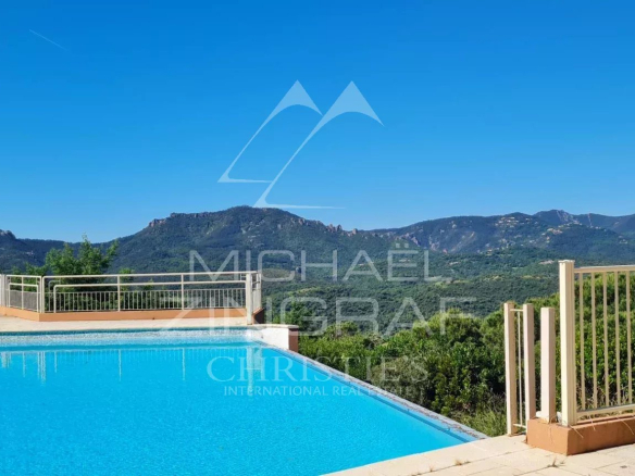 Vue sur la piscine et les collines de l'Estérel depuis un appartement à Mandelieu-la-Napoule.