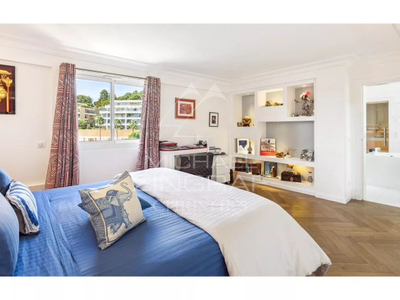 Chambre d'appartement rénové avec vue sur la mer à Mandelieu-la-Napoule.