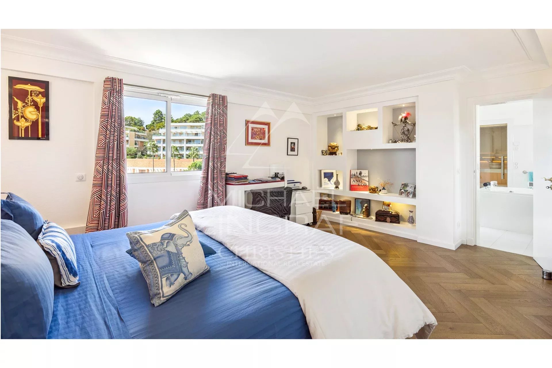 Chambre d'appartement rénové avec vue sur la mer à Mandelieu-la-Napoule.