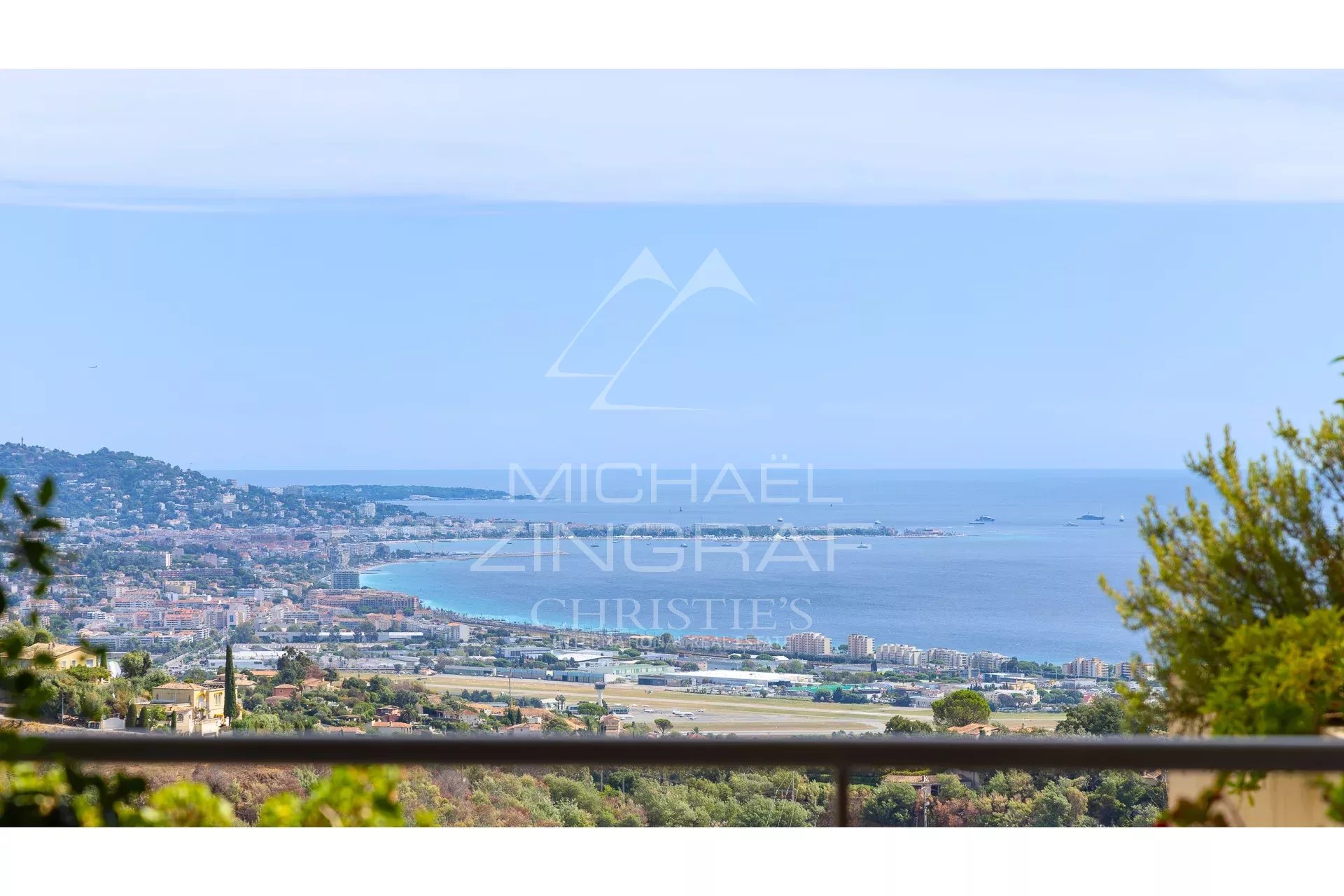 Vue panoramique sur la Baie de Cannes et les îles de Lérins depuis un appartement à Mandelieu-la-Napoule.
