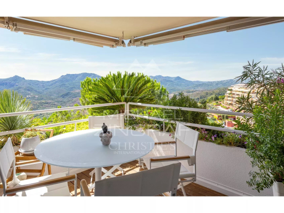 Terrasse d'un appartement rénové avec vue sur les montagnes et la mer à Mandelieu-la-Napoule.