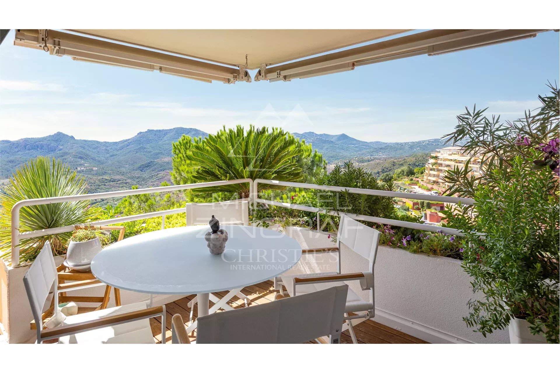 Terrasse d'un appartement rénové avec vue sur les montagnes et la mer à Mandelieu-la-Napoule.