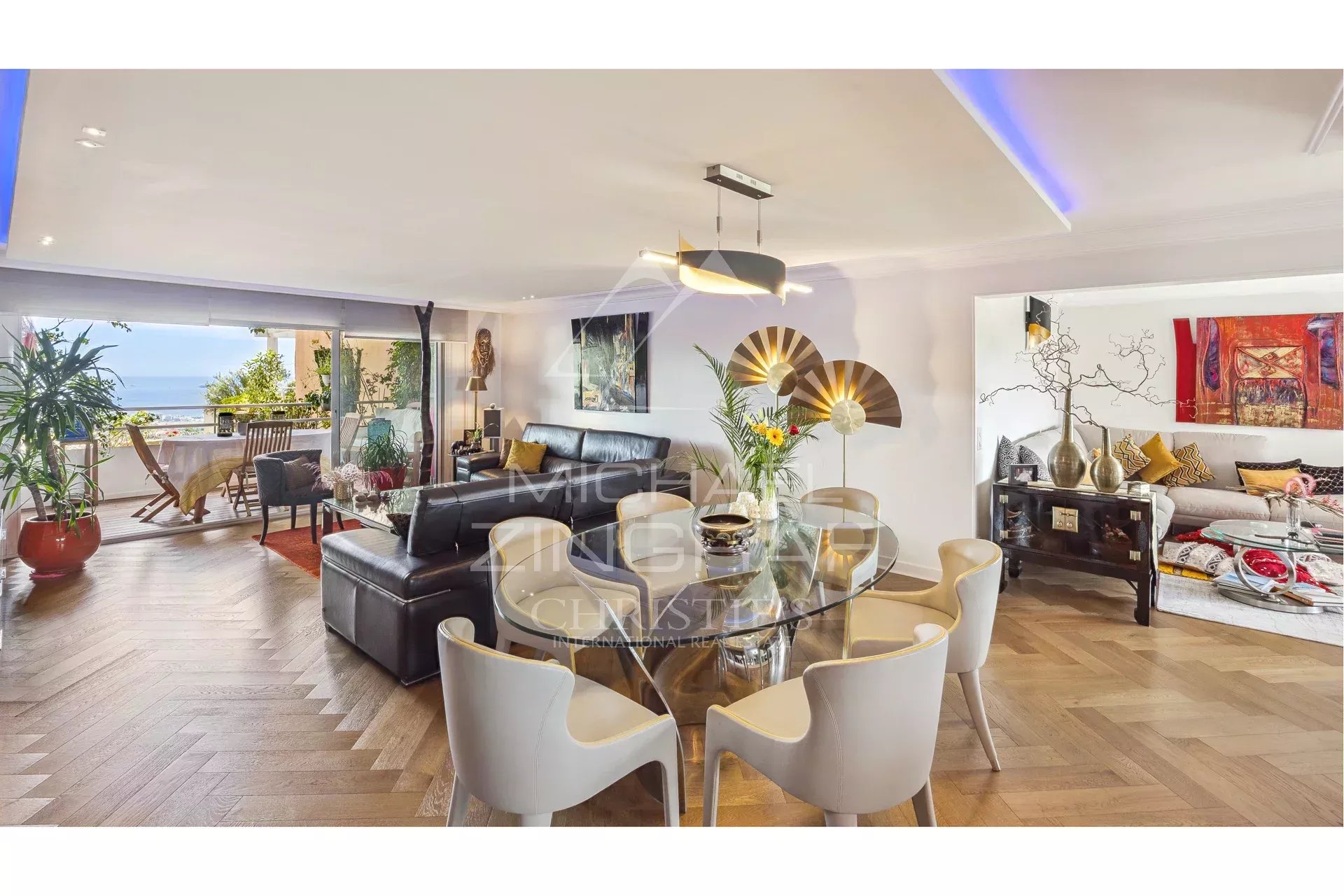 Intérieur d'un appartement rénové avec vue sur la mer et le mobilier moderne.