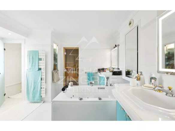 Salle de bain moderne avec baignoire et lavabo dans un appartement rénové.