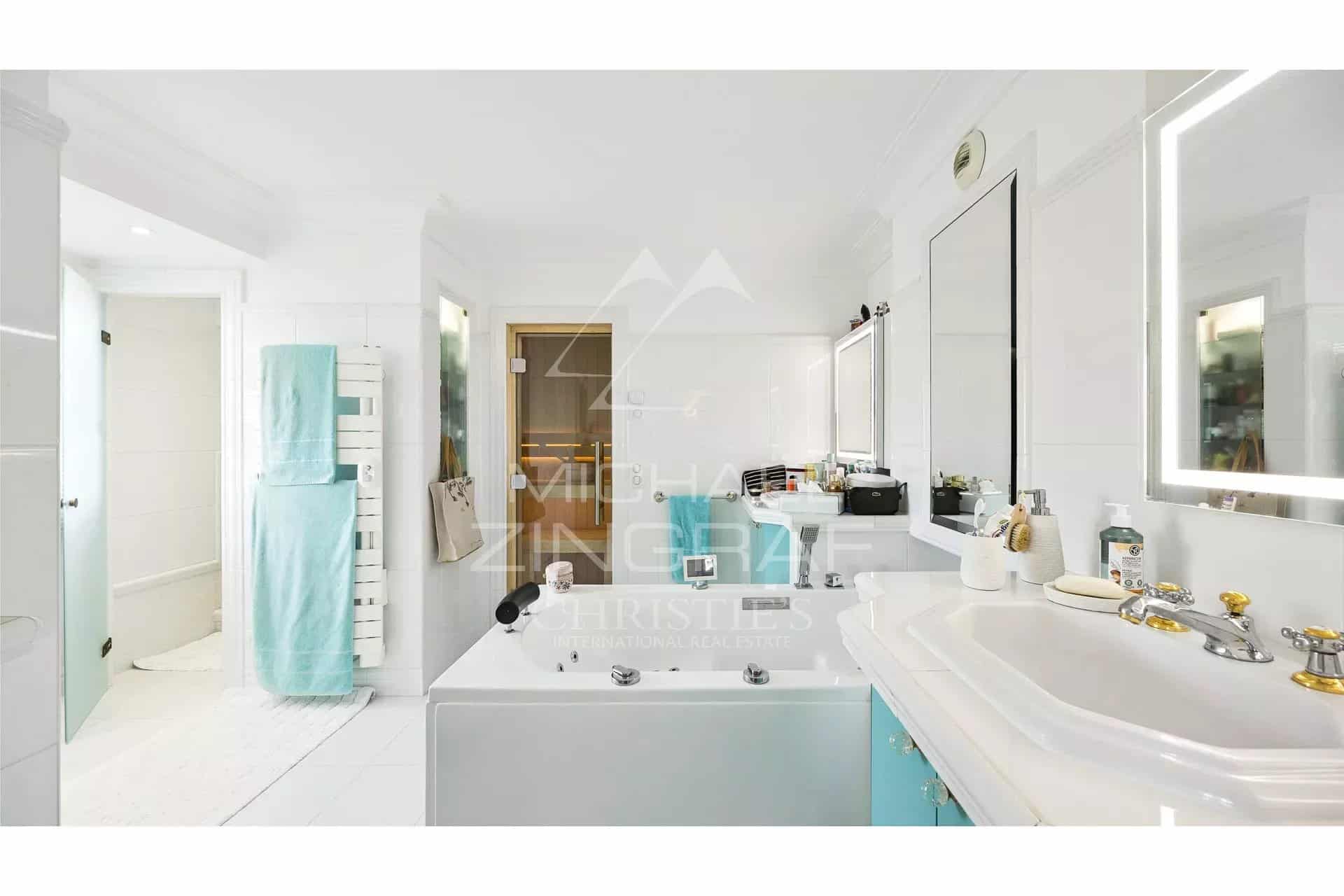 Salle de bain moderne avec baignoire et lavabo dans un appartement rénové.