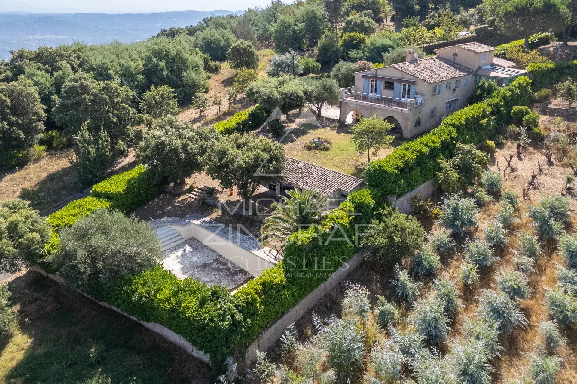 Aerial view of a property with garden, swimming pool and pétanque court in Mandelieu-la-Napoule.