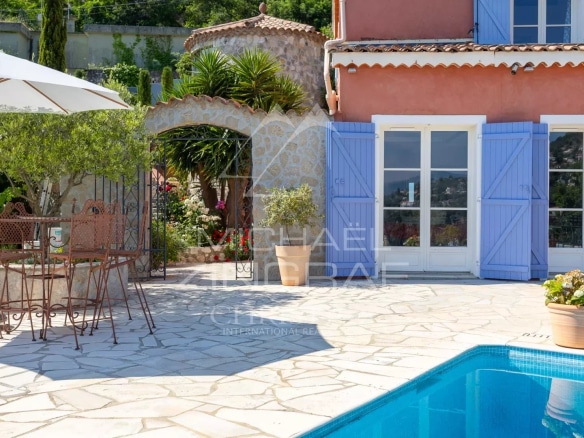 Terrasse ensoleillée avec piscine et mobilier extérieur, maison de charme à Mandelieu-la-Napoule.