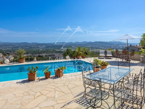 Terrasse avec piscine et vue sur la mer à Mandelieu-la-Napoule