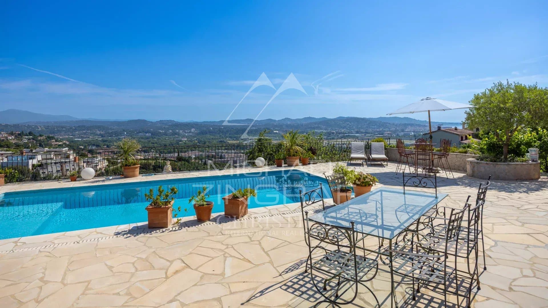 Terrasse avec piscine et vue sur la mer à Mandelieu-la-Napoule