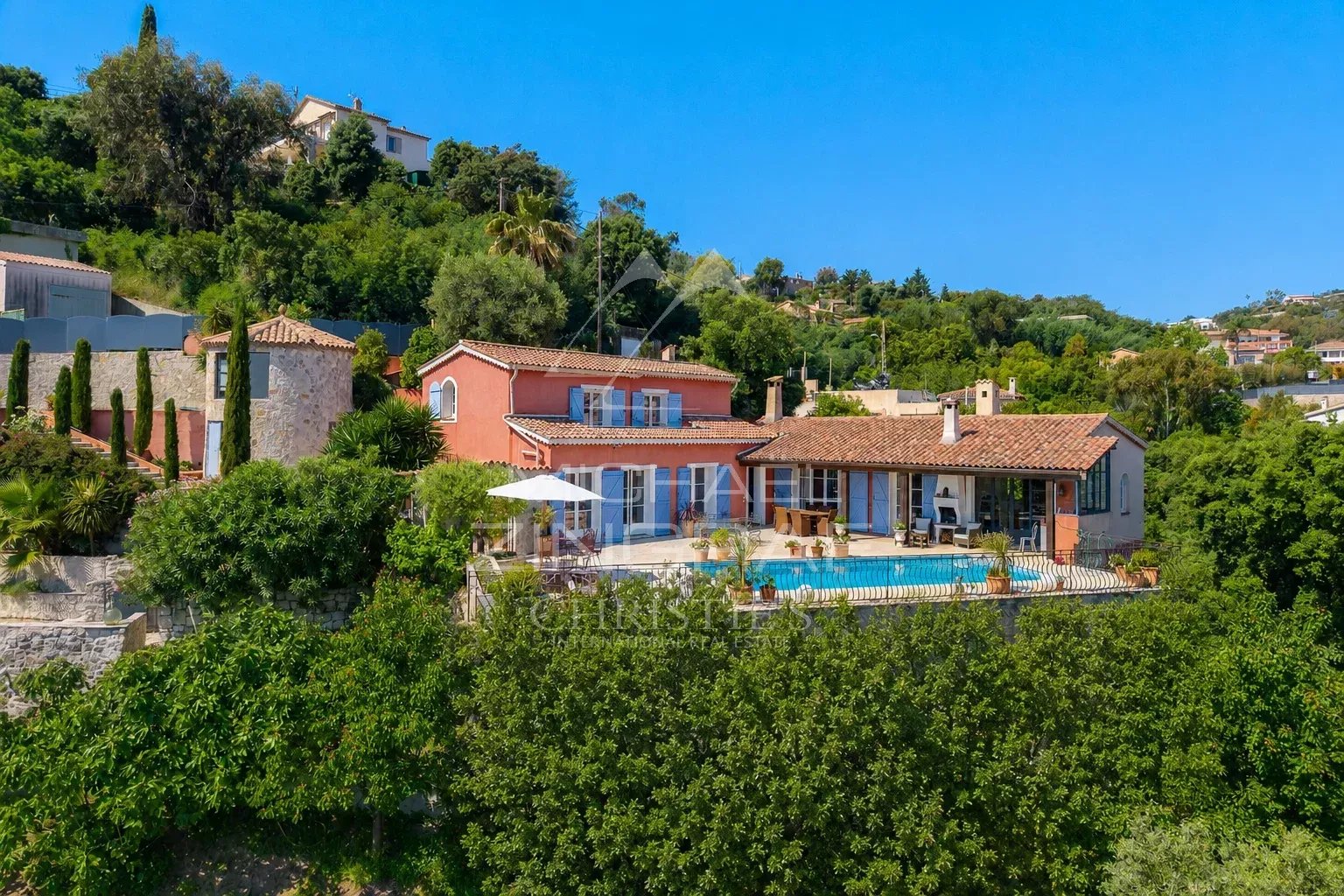 Maison de charme des années 1930 avec vue mer à Mandelieu-la-Napoule, entourée de verdure.