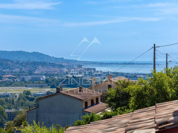Vue panoramique sur la mer et les montagnes depuis une colline à Mandelieu-la-Napoule.