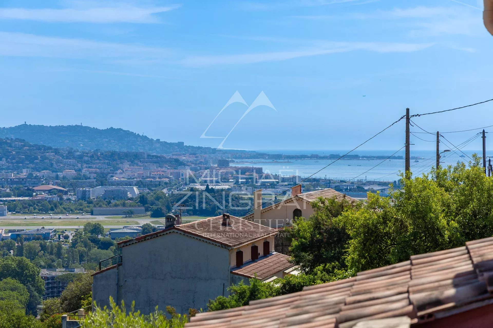 Vue panoramique sur la mer et les montagnes depuis une colline à Mandelieu-la-Napoule.