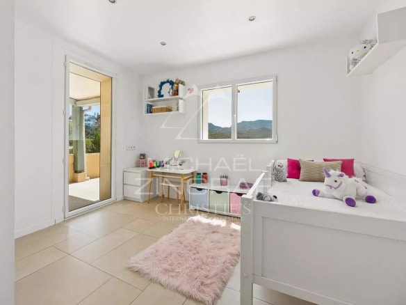 Bright room in a contemporary property in Mandelieu-la-Napoule, with mountain views.