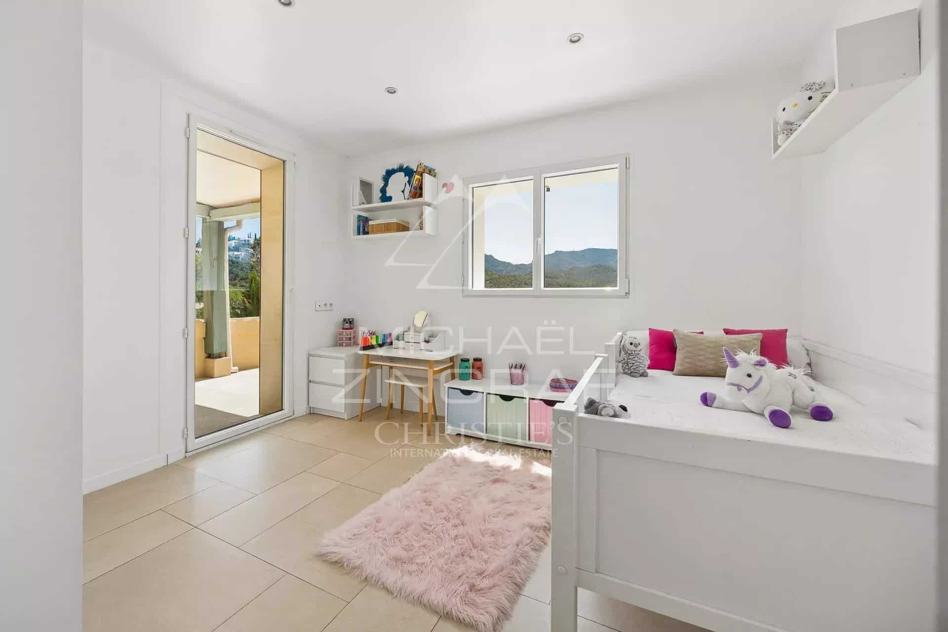 Room in a contemporary villa Bright room in a contemporary property in Mandelieu-la-Napoule, with mountain views.