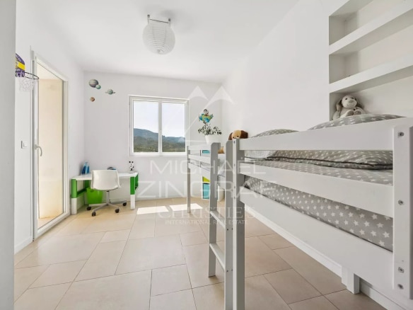 Room in a contemporary property in Mandelieu-la-Napoule with bunk bed and desk.