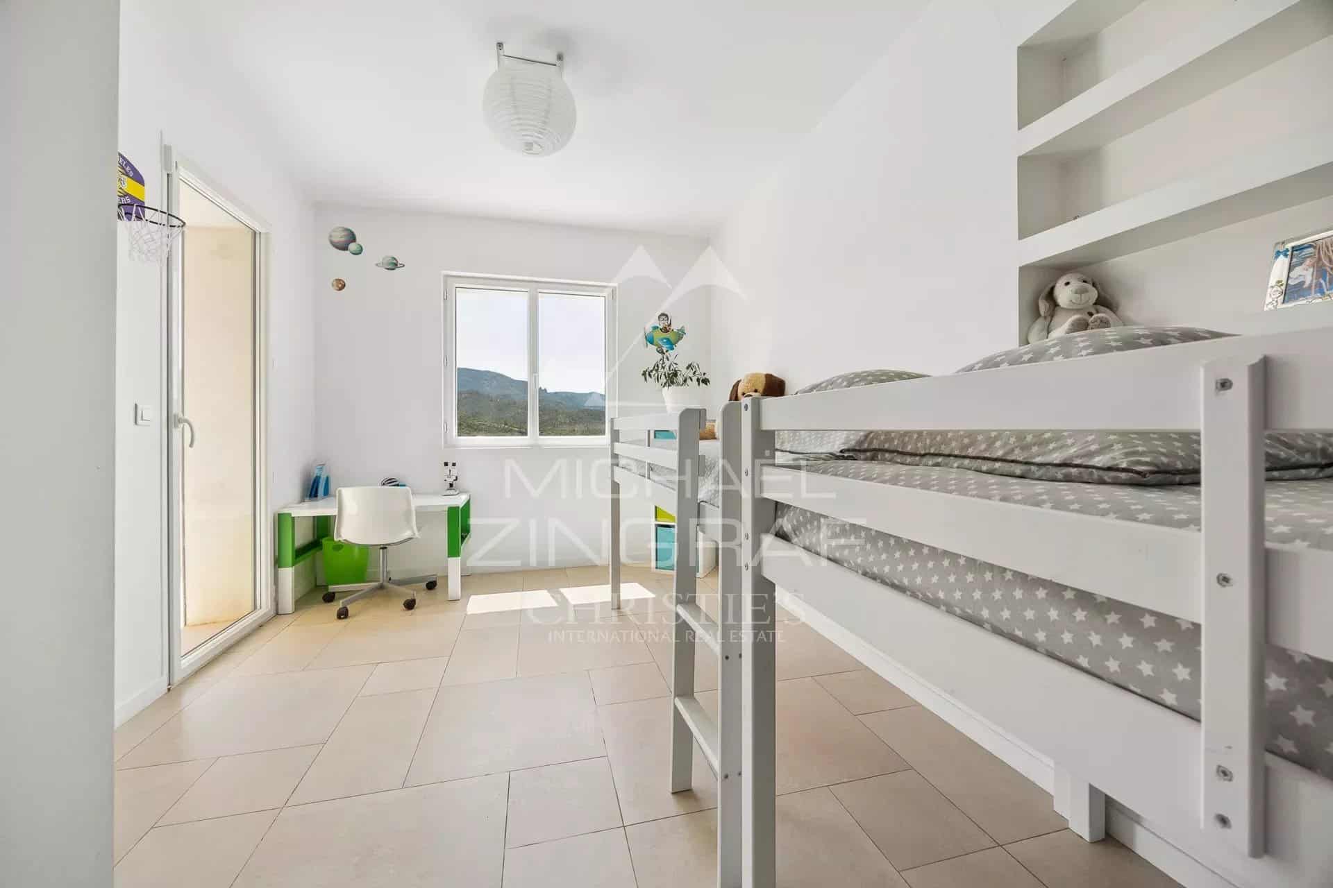 Modern room in Mandelieu-la-Napoule Room in a contemporary property in Mandelieu-la-Napoule with bunk bed and desk.