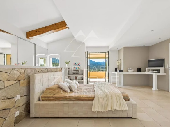 Room in a contemporary property in Mandelieu-la-Napoule with views of nature.
