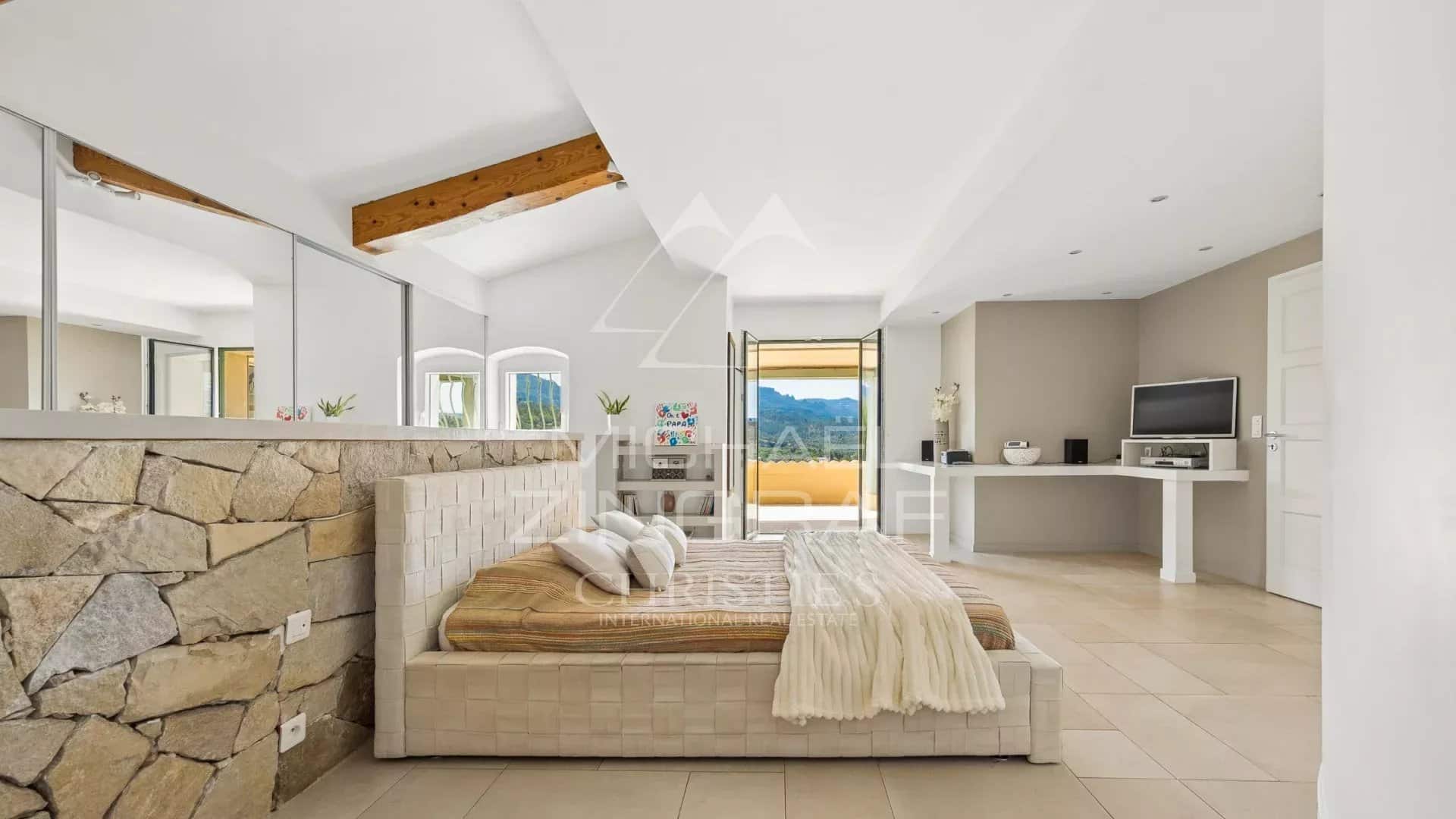 Modern room in Mandelieu-la-Napoule Room in a contemporary property in Mandelieu-la-Napoule with views of nature.