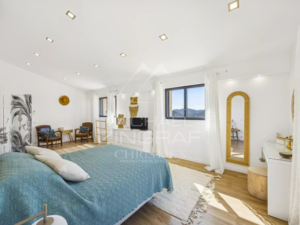 Spacious and bright room in a modern villa in Mandelieu-la-Napoule, with sea view.