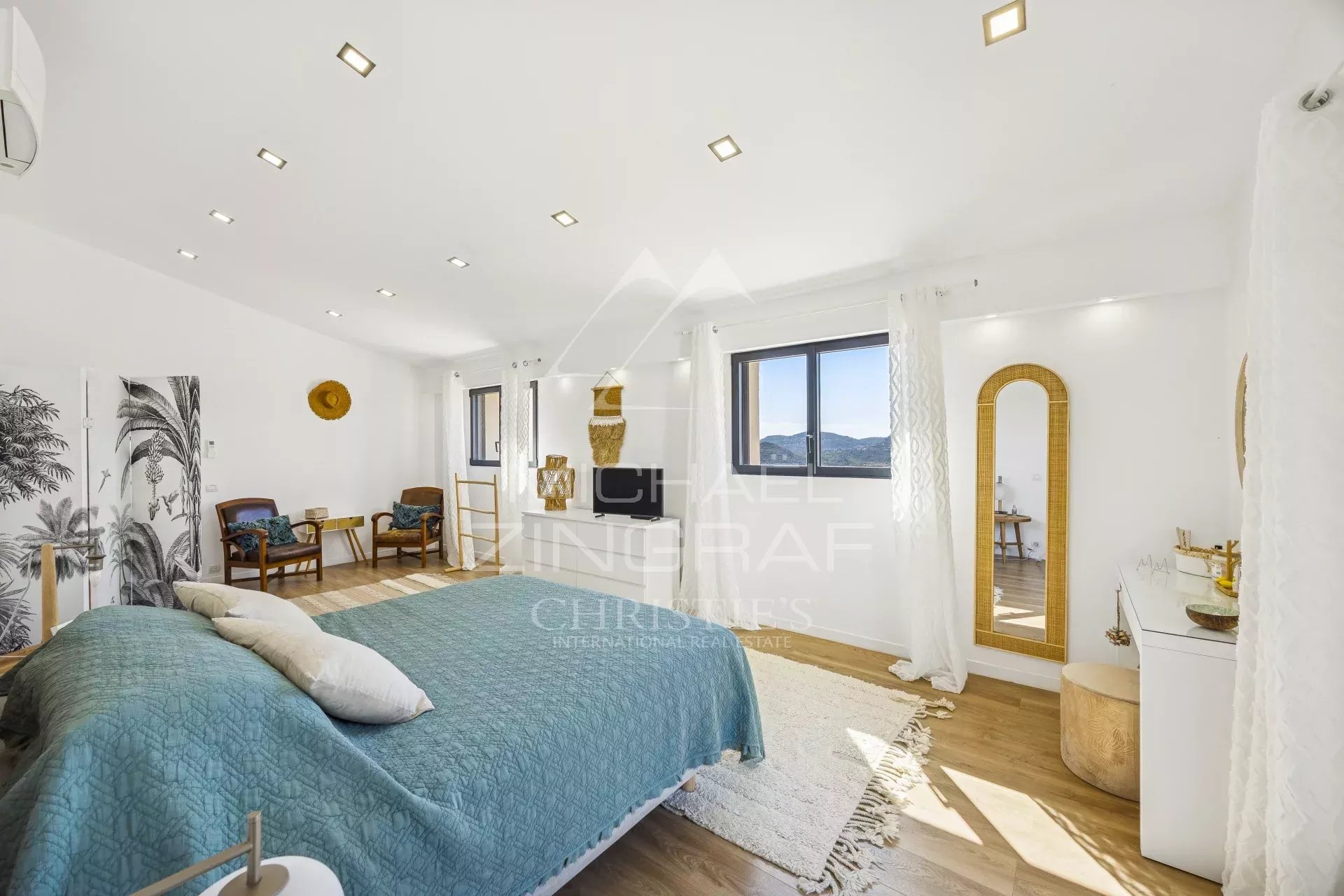Spacious and bright room in a modern villa in Mandelieu-la-Napoule, with sea view.