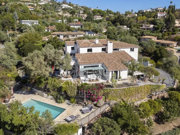 Modern renovated villa with swimming pool in Mandelieu-la-Napoule, panoramic sea view.