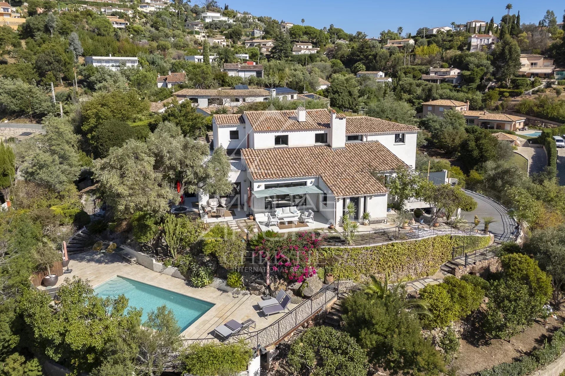Modern renovated villa with swimming pool in Mandelieu-la-Napoule, panoramic sea view.