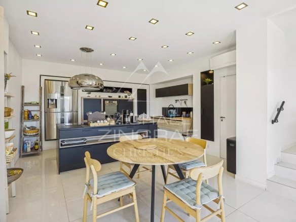 Modern and bright kitchen in a renovated villa in Mandelieu-la-Napoule, with table and chairs.