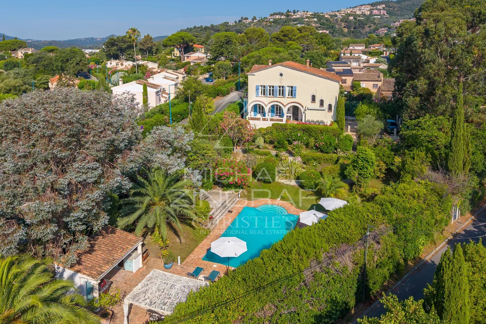Vue aérienne d'une villa Belle Époque avec piscine et jardin à Mandelieu-la-Napoule.