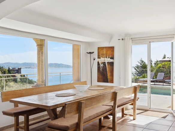 Intérieur d'une maison à Théoule-sur-Mer avec vue sur la mer depuis la salle à manger.
