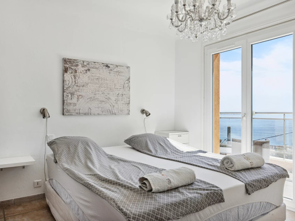 Chambre avec deux lits simples et vue sur la mer à Théoule-sur-Mer.