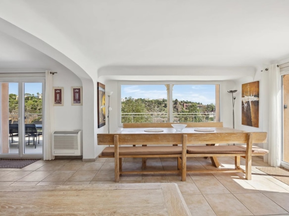 Intérieur d'une maison à Théoule-sur-Mer avec une salle à manger lumineuse et vue sur la mer.