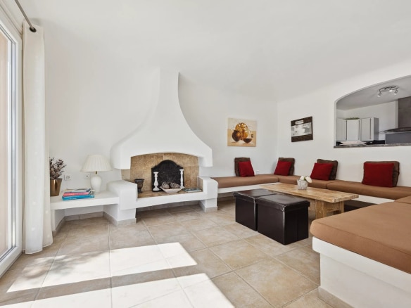 Intérieur d'une maison élégante avec salon lumineux et cheminée à Théoule-sur-Mer.
