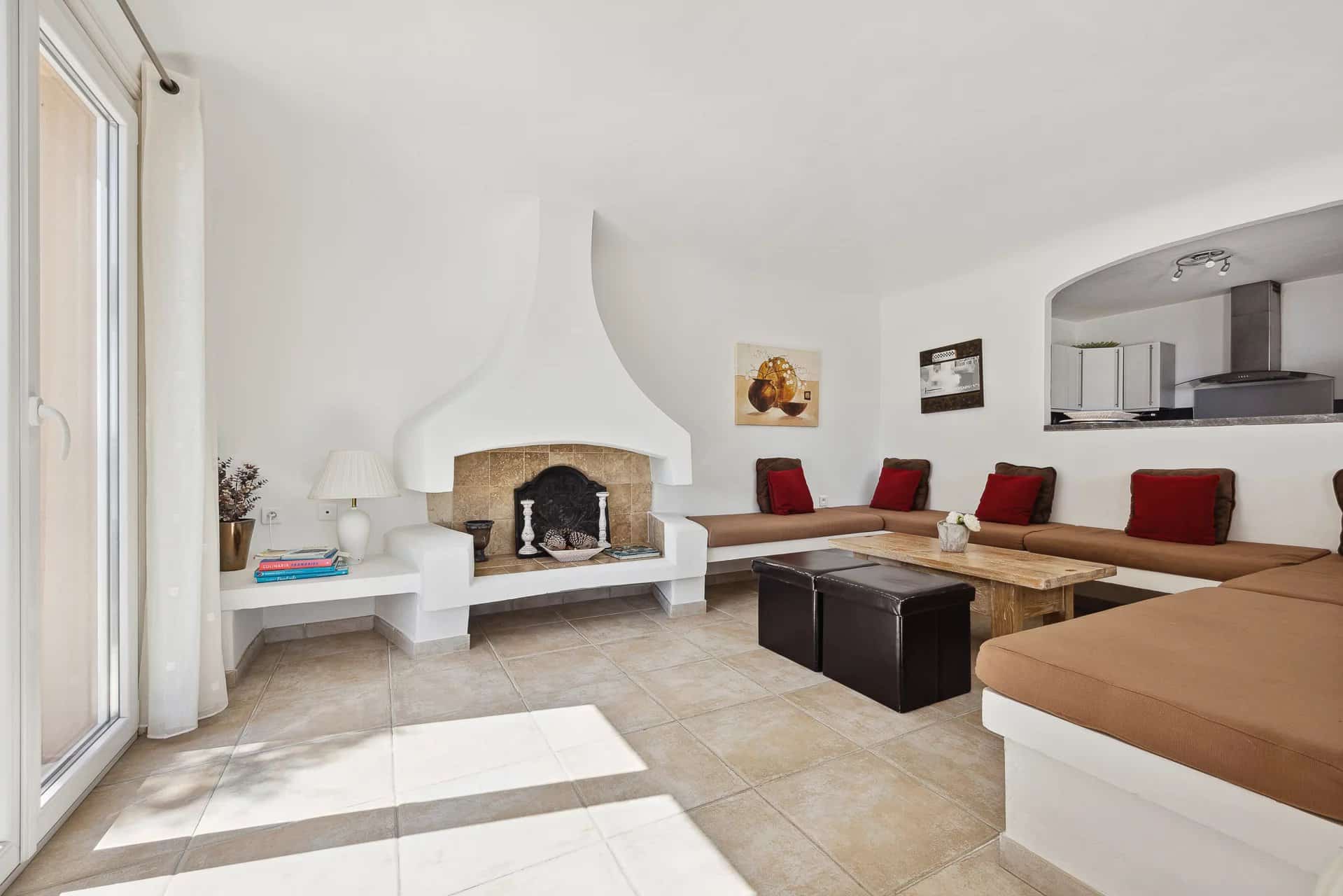 Intérieur d'une maison élégante avec salon lumineux et cheminée à Théoule-sur-Mer.
