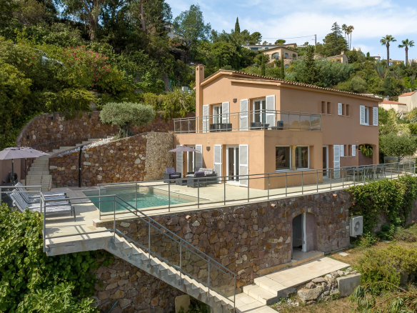 Maison familiale élégante avec piscine et vue sur la mer à Théoule-sur-Mer.