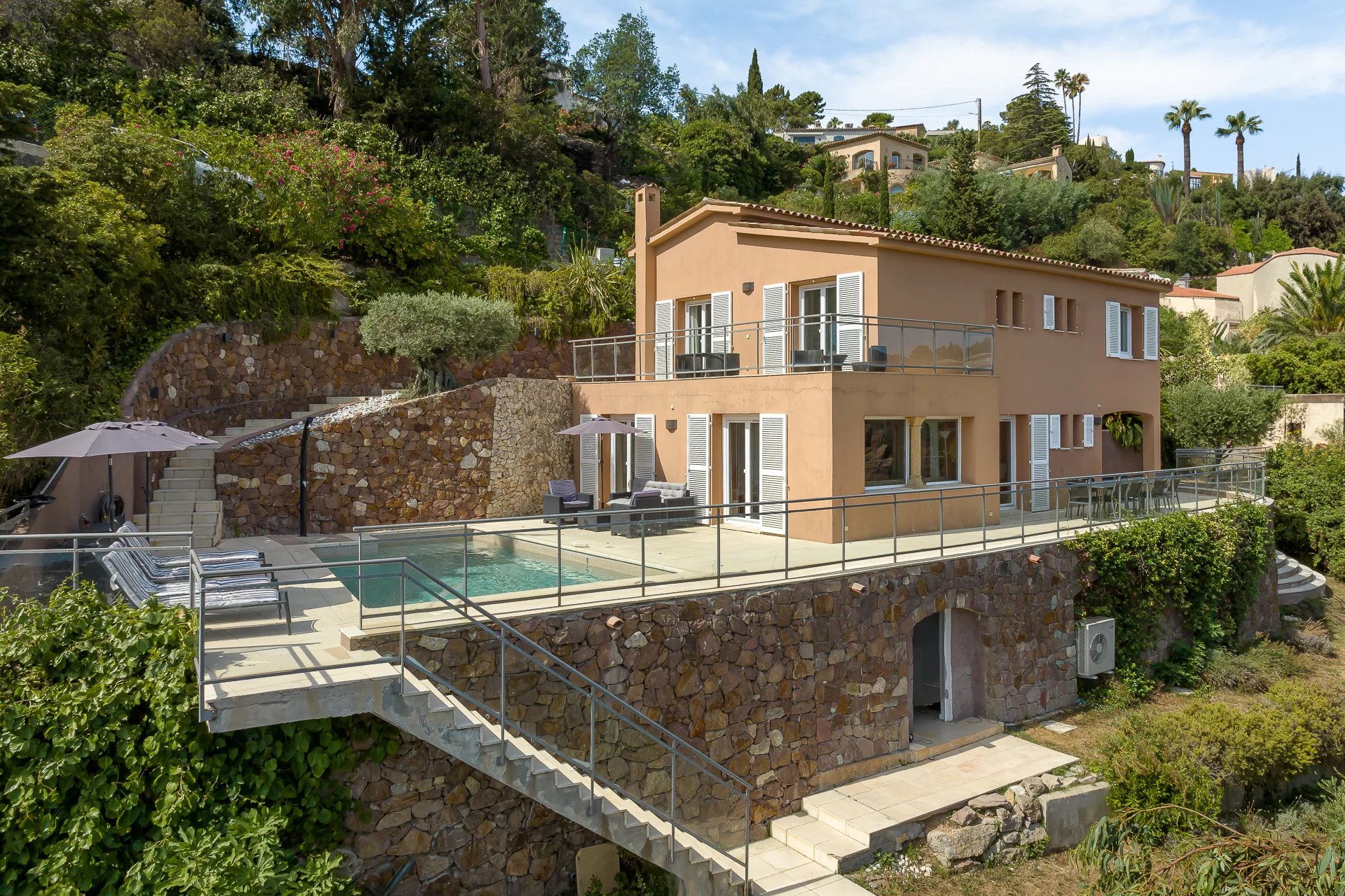 Maison familiale élégante avec piscine et vue sur la mer à Théoule-sur-Mer.