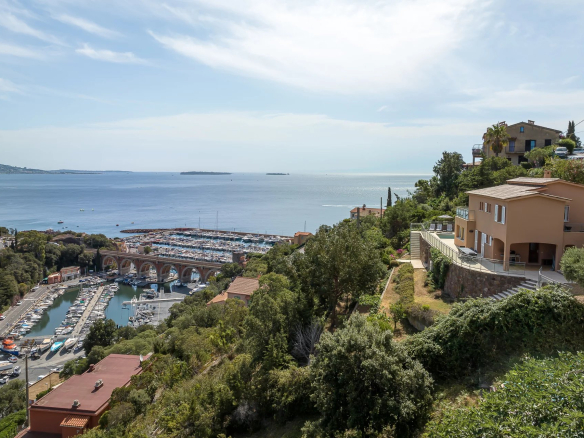 Vue panoramique sur la mer et le port depuis une maison à Théoule-sur-Mer.